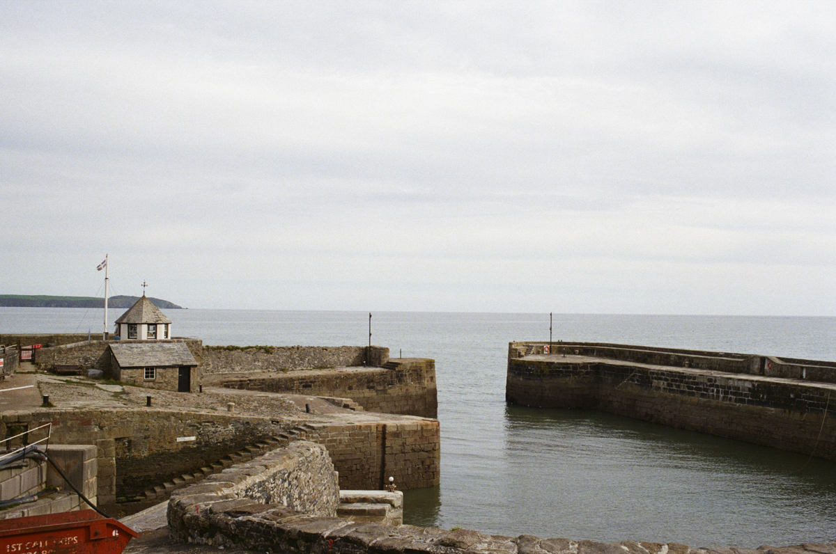 Demonstrates everyday usability and classic film aesthetics by the sea.